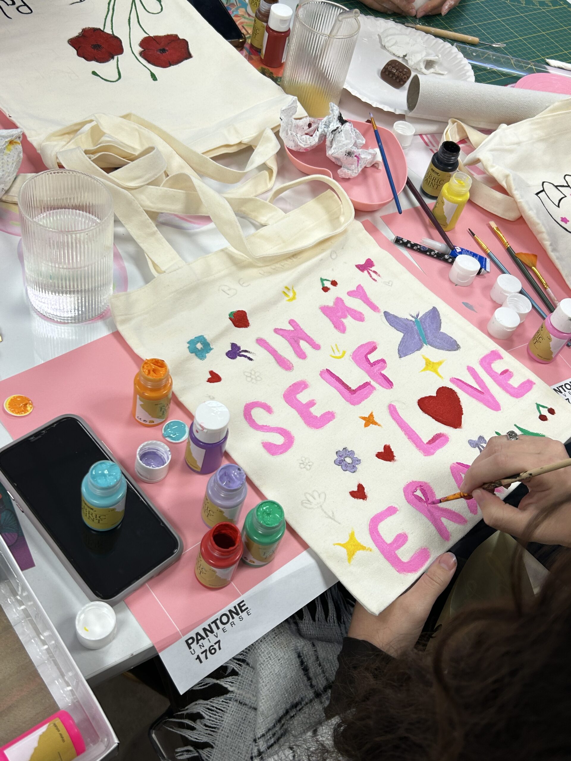 Inspiration tote bag New York Street — patchs, peinture, strass et charms chez Siya Lab Strasbourg